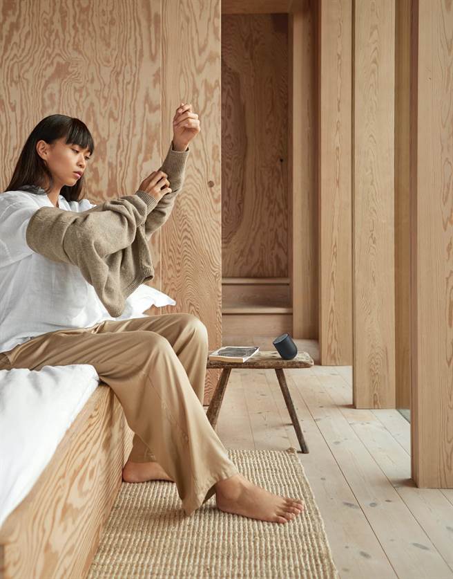 Pilo2 充电式除毛球机使用情境。（玛黑家居选物提供）