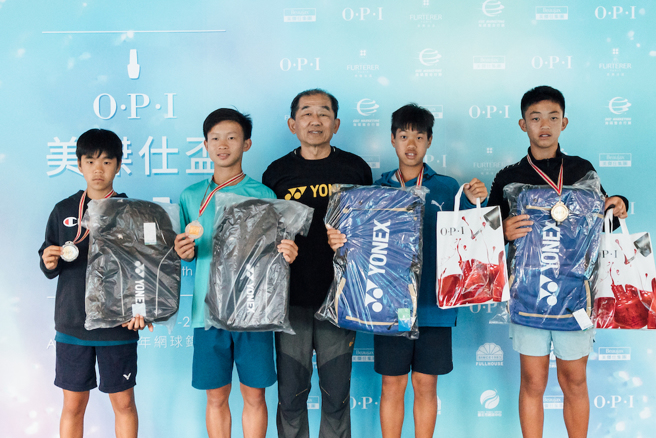 美杰仕OPI杯全国青少年网球锦标赛14岁男双冠军曾子渊／李家颖（右）、亚军陈泓叡／林豪钰（左）。（海硕整合行销提供）