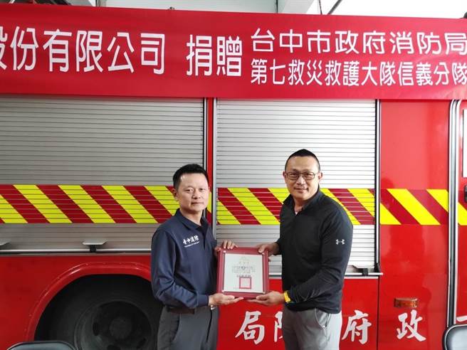 台中市政府消防局第七救災救護大隊信義分隊，24日接受威科國際股份有限公司捐贈價值近5萬元的多功能史密斯體能訓練機，提升消防人員肌力及體能。（台中市消防局提供／馮惠宜台中傳真）