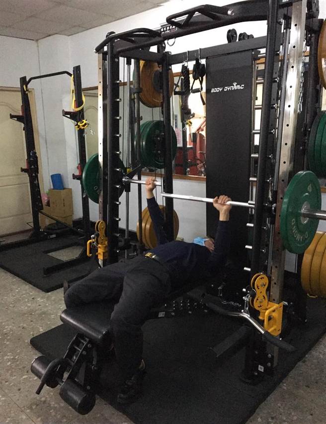 台中市政府消防局第七救災救護大隊信義分隊，24日接受威科國際股份有限公司捐贈價值近5萬元的多功能史密斯體能訓練機，提升消防人員肌力及體能。（台中市消防局提供／馮惠宜台中傳真）