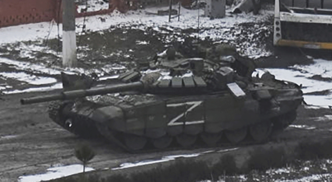 前民进党立委郭正亮认为，俄乌之战，如果是俄罗斯撑不住，代志就大条了。图为一辆俄军坦克3月11日行经乌克兰东南部大城马立波（Mariupol）郊区的画面。（美联社）