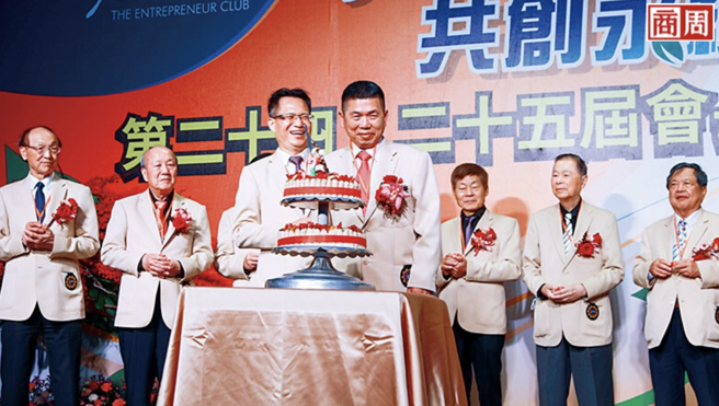 今年新任磐石会长交接，前会长、圣晖工程董事长梁进利（左3）将会长重任交棒给百和兴业董事长郑国烟（右3）。(陈宗怡)