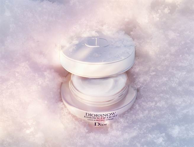 迪奥雪晶灵极亮光采轻凝霜情境图。（迪奥提供）