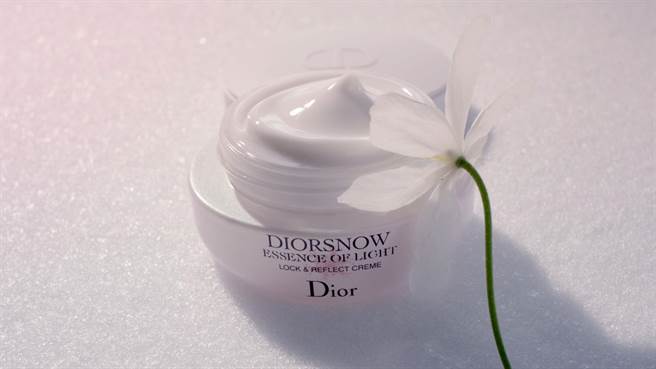 迪奥雪晶灵极亮光采轻凝霜情境图。（迪奥提供）