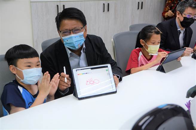 屏東縣雖在六都之外，但在數位學習的發展上卻走在前端，縣府24日啟用「屏東數位發展中心」，進一步結合樂齡學習中心，達到老幼數位共學目標。（謝佳潾攝）