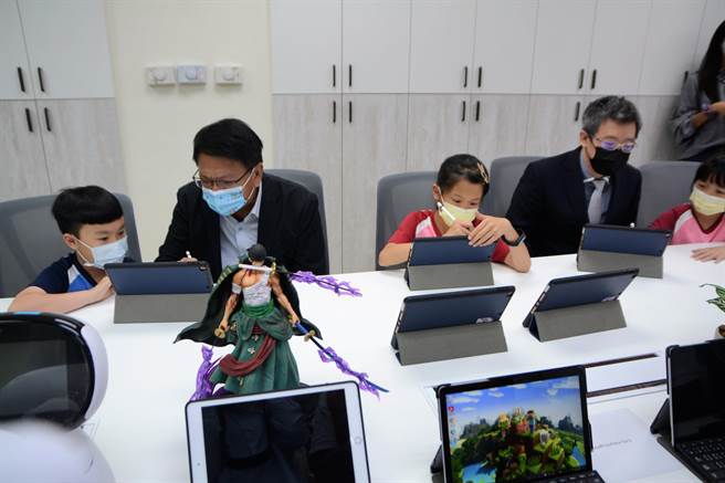 屏東縣雖在六都之外，但在數位學習的發展上卻走在前端，縣府24日啟用「屏東數位發展中心」，進一步結合樂齡學習中心，達到老幼數位共學目標。（謝佳潾攝）