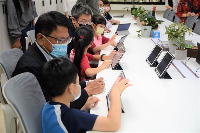 屏東縣雖在六都之外，但在數位學習的發展上卻走在前端，縣府24日啟用「屏東數位發展中心」，進一步結合樂齡學習中心，達到老幼數位共學目標。（謝佳潾攝）