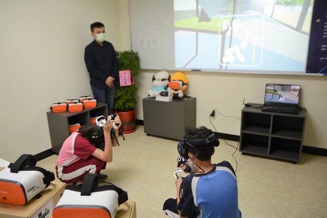 屏東縣雖在六都之外，但在數位學習的發展上卻走在前端，縣府24日啟用「屏東數位發展中心」，進一步結合樂齡學習中心，達到老幼數位共學目標。（謝佳潾攝）