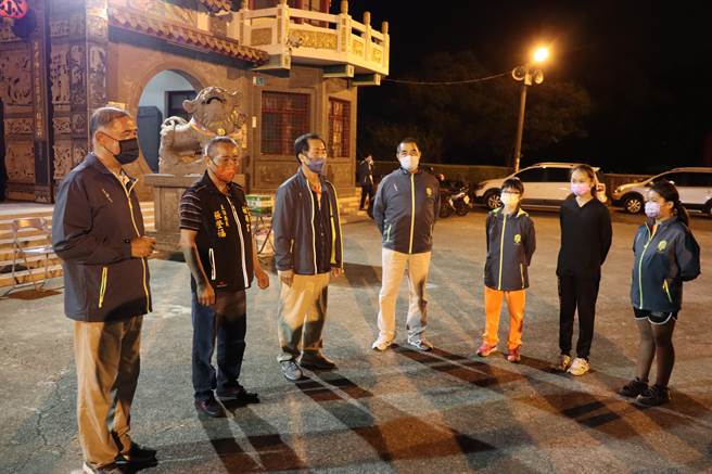 拳头会集训前，教练黄煌彦（左）鼓励大家认真练习。（刘秀芬摄）