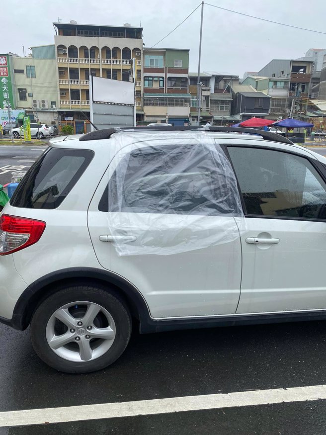 台南1名網友日前發現路邊有輛轎車的車窗沒關緊，因當時正下雨，他因此將「塑膠袋」攤開後黏在車上，照片曝光吸引超過1.2萬人按讚。（翻攝自臉書「爆料公社二社」）