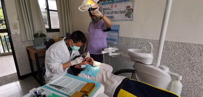 健保署推偏乡牙医巡诊，台南市南化国小获补助新诊疗椅。（刘秀芬摄）