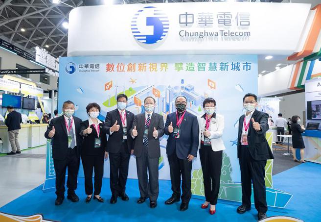 （中华电信携手高雄市政府，五大创新应用输出海外拚商机。中华电信董事长谢继茂(图中)24日亲自出席高雄智慧城市展，左二为中国电信企客分公司总经理吴丽秀。图／中华电信提供）