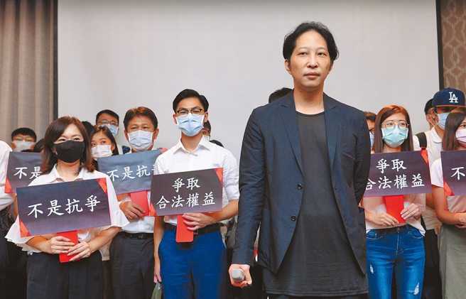 素称「街口小霸王」的街口金科董事长胡亦嘉（右前）。（本报资料照片）
