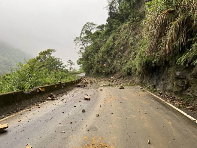 苗栗縣泰安鄉苗62線6公里處今（24）發生2起落石砸傷人意外，傍晚該路段甚至出現嚴重坍塌。（翻攝照片）