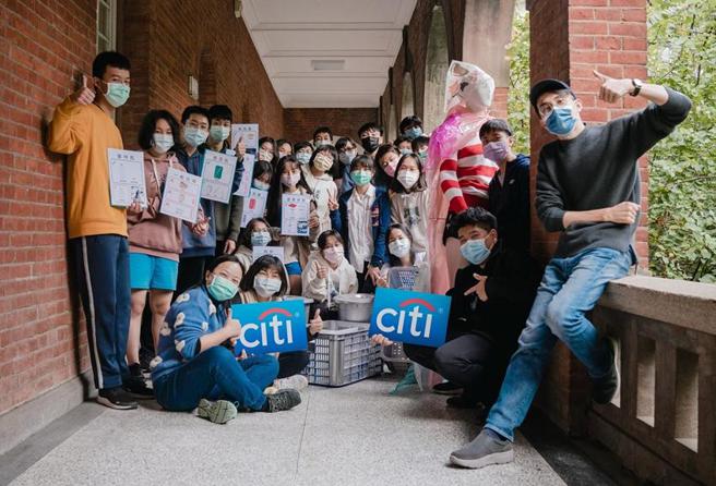 （花旗與RE-THINK合作前進台北市建國中學與中山女中，開設彈性學習微課程，鼓勵學生發揮創意。圖／花旗提供）