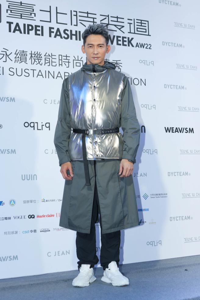 温升豪以oqLiq 2022秋冬系列现身媒体，妙语如珠表示今天是升豪穿「生蚝衣」。（吴松翰摄）