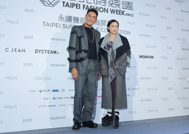 热门影集华灯初上演员加贺美智久、谢琼暖，分别以TYC、UUIN走上伸展台。（吴松翰摄）