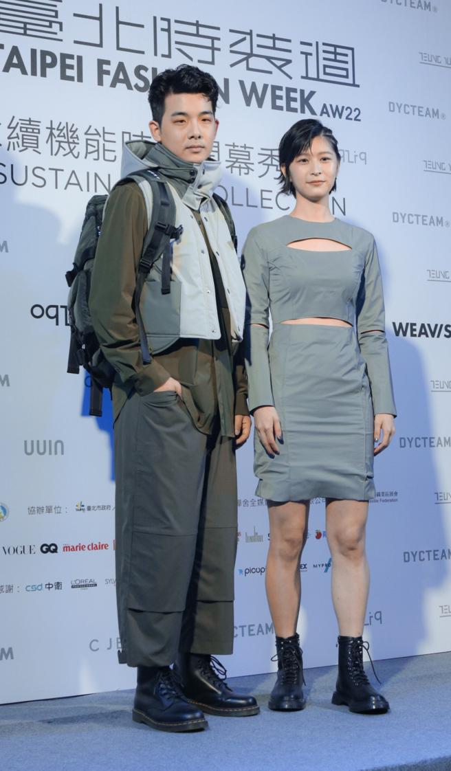 热门影集华灯初上演员胡玮杰、江宜蓉分别以WEAVISM织本主义、CJEAN走上伸展台。（吴松翰摄）