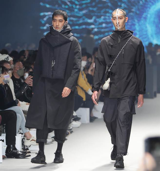 「2022臺北时装周AW22」永续机能时尚开幕秀24日登场，6位台湾设计师品牌参与开幕，携手台湾高科技永续机能布料大厂，运用最新科技研发的环保素材，打造时尚新风貌。（季志翔摄） 