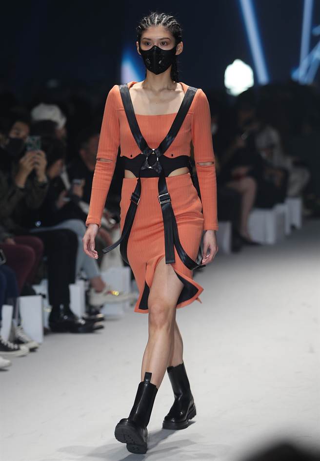 「2022臺北时装周AW22」永续机能时尚开幕秀24日登场，承继臺北时装周的五大主张—永续、机能、多元、跨界与人文，每个品牌将推出12套服装进行展演，整场秀共计72套秀服。（季志翔摄）