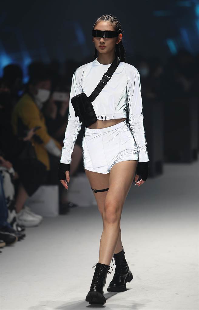 「2022臺北时装周AW22」永续机能时尚开幕秀24日登场，承继臺北时装周的五大主张—永续、机能、多元、跨界与人文，每个品牌将推出12套服装进行展演，整场秀共计72套秀服。（季志翔摄）