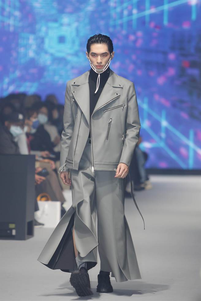 「2022臺北时装周AW22」永续机能时尚开幕秀24日登场，承继臺北时装周的五大主张—永续、机能、多元、跨界与人文，每个品牌将推出12套服装进行展演，整场秀共计72套秀服。（季志翔摄）