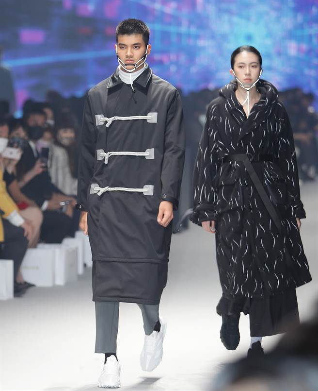 「2022臺北时装周AW22」永续机能时尚开幕秀24日登场，承继臺北时装周的五大主张—永续、机能、多元、跨界与人文，每个品牌将推出12套服装进行展演，整场秀共计72套秀服。（季志翔摄）