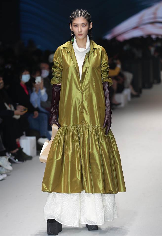 「2022臺北时装周AW22」永续机能时尚开幕秀24日登场，承继臺北时装周的五大主张—永续、机能、多元、跨界与人文，每个品牌将推出12套服装进行展演，整场秀共计72套秀服。（季志翔摄）