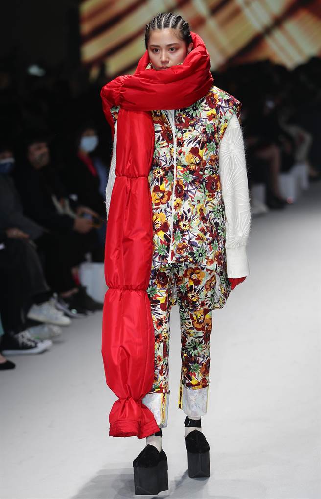 「2022臺北时装周AW22」永续机能时尚开幕秀24日登场，承继臺北时装周的五大主张—永续、机能、多元、跨界与人文，每个品牌将推出12套服装进行展演，整场秀共计72套秀服。（季志翔摄）