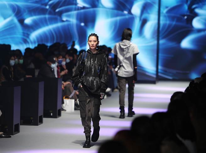 「2022臺北时装周AW22」永续机能时尚开幕秀24日登场，设计师们承接岛屿的阳光、风、水气，以土地为根基，一针一线编织出属于臺湾的生生不息时尚文化与美学，主秀舞臺灯光效果、音乐创作、模特儿影像科技等，皆围绕台湾岛屿自然主题，以心臟跳动声、雷雨海洋、虫鸣鸟叫取代人造音乐，悬浮轻透的影像数位科技，创造出身处在一片绿意盎然虚拟时空的感受。（季志翔摄）