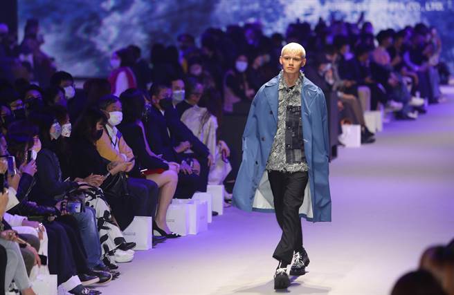 「2022臺北时装周AW22」永续机能时尚开幕秀24日登场，设计师们承接岛屿的阳光、风、水气，以土地为根基，一针一线编织出属于臺湾的生生不息时尚文化与美学，主秀舞臺灯光效果、音乐创作、模特儿影像科技等，皆围绕台湾岛屿自然主题，以心臟跳动声、雷雨海洋、虫鸣鸟叫取代人造音乐，悬浮轻透的影像数位科技，创造出身处在一片绿意盎然虚拟时空的感受。（季志翔摄）