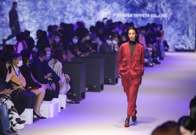 「2022臺北时装周AW22」永续机能时尚开幕秀24日登场，设计师们承接岛屿的阳光、风、水气，以土地为根基，一针一线编织出属于臺湾的生生不息时尚文化与美学，主秀舞臺灯光效果、音乐创作、模特儿影像科技等，皆围绕台湾岛屿自然主题，以心臟跳动声、雷雨海洋、虫鸣鸟叫取代人造音乐，悬浮轻透的影像数位科技，创造出身处在一片绿意盎然虚拟时空的感受。（季志翔摄）