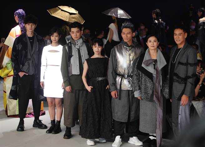 「2022臺北时装周AW22」永续机能时尚开幕秀24日登场，承继臺北时装周的五大主张—永续、机能、多元、跨界与人文，活动尾声参展的设计师出场向在场的观眾来宾致意。（季志翔摄）