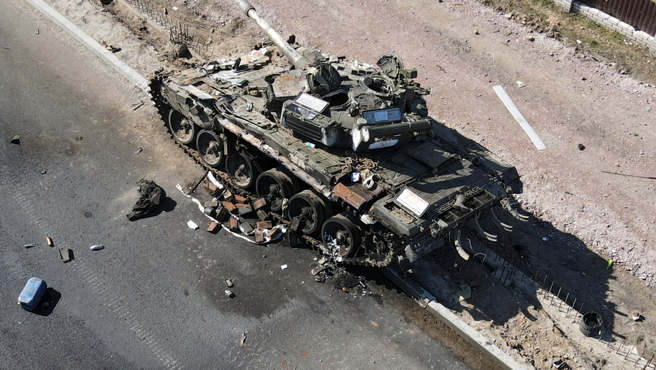 烧得焦黑的俄军坦克残骸3月20日被弃置在乌克兰首都基辅前线。（图/路透）