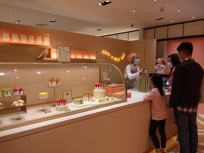 （「Hafu」品牌3月正式进驻台中新光三越百货设柜，氧气感蛋糕热卖！图／曾丽芳）