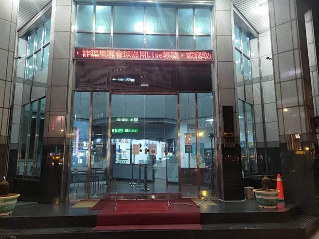 疑似酒店经纪公司纠纷，台北市1名男子中刀送医，警方正追缉行凶者。（胡欣男摄）