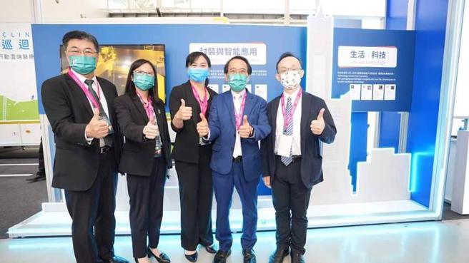 （高雄副市長林欽榮（右二）參觀日月光展區。圖／日月光提供）