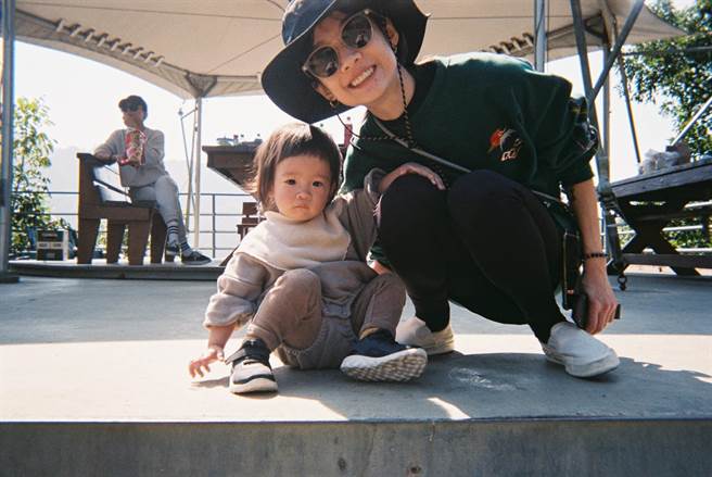 简嫚书常分享女儿生活趣事，云二之前就差点生吞蜗牛。（靖娟基金会提供）
