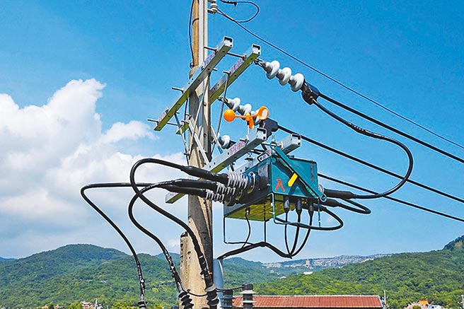 台電在電線桿上加設護具防止鳥獸動物誤觸電線。圖／台電提供