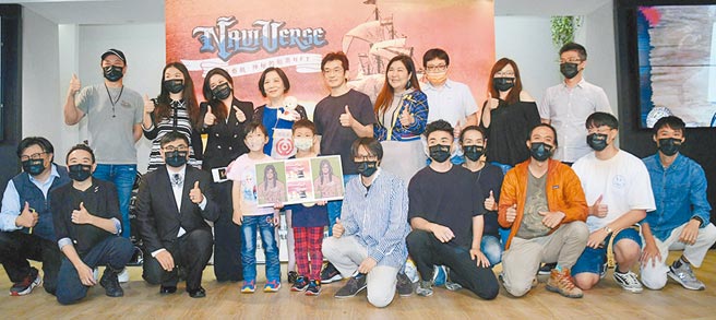 NFTBoard團隊攜手金牌導演魏德聖（第二排中）捐贈神秘的船票NFT給紅心字會助弱勢族群。圖／NFTBoard團隊提供