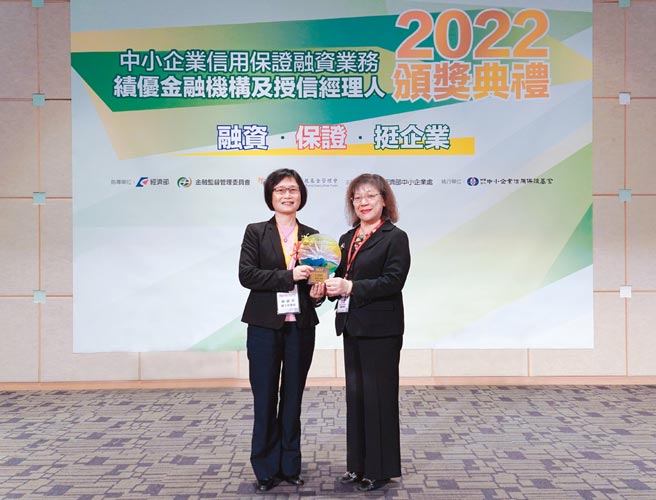 第一银行14度荣获信保金质奖肯定，由金管会副主委邱淑贞（左）颁奖、第一银行总经理郑美玲（右）代表受奖。图／第一银行提供