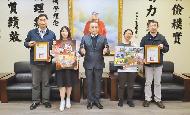 育達科技大學黃榮鵬校長（中）與多遊系獲獎同學戴雅欣（左二）、廖君綾（右二）、張鴻騰（左一）主任及指導老師合影。          圖／育達科大提供