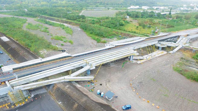 323凌晨发生芮氏规模6.6强震后，台9线拓宽工程玉里镇玉兴桥预力梁倾倒断裂。（民眾提供／中央社）