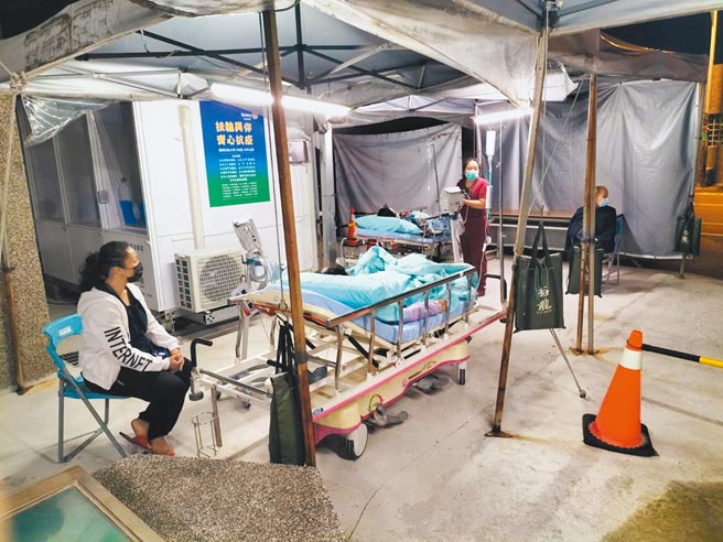 台东暗夜狂震，震央附近的卫福部台东医院成功分院一片狼藉，病患、家属都不敢待在室内，只能先暂时安置在户外筛检站。（卫福部台东医院提供／蔡旻妤台东传真）