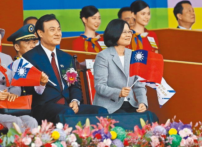 圖為蔡英文總統手持國旗。（本報資料照片）