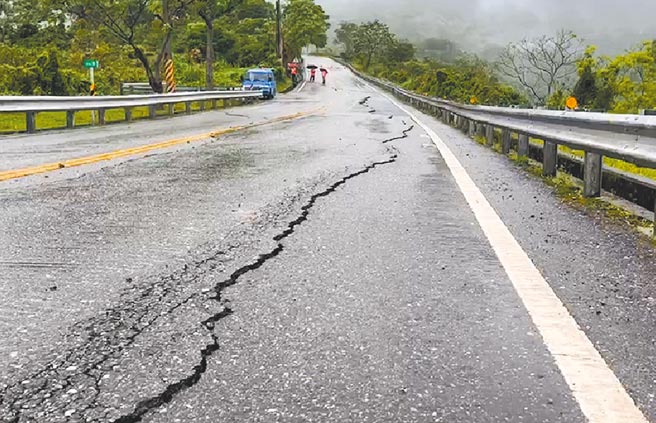 花莲近海23日凌晨发生规模6.6地震，台30线玉长公路台东段32.5公里处出现路面龟裂情形。（民眾提供／庄哲权台东传真）