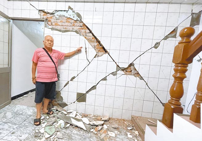 中正大学地球与环境科学系系主任李元希认为，昨天凌晨地震跟「纵谷断层」中段活动有关。图为台东县成功镇美山部落程家民宅墙壁裂开，画面相当惊悚。（民眾提供／庄哲权台东传真）
