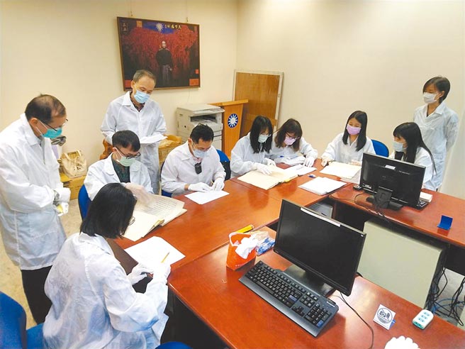 促转会指控国民党隐匿政治檔案，扬言要开罚。图为促转会2020年到国民党党史馆点收相关檔案原件。（促进转型正义委员会提供）