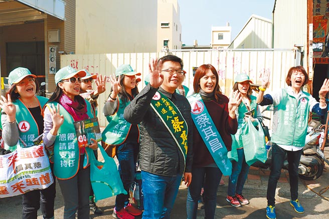 监察院廉政专刊，蔡其昌（前排左）存款3417万余元、有价证券2262万余元，去年还卖出位于台中清水总价达3838万余元的多笔土地。（本报资料照片）