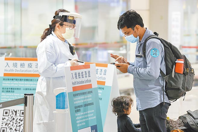 2022智慧城市展傳出外交泡泡的外賓確診，外界關注未來是否可統一改為機場採檢。陳時中回應，機場統一採檢會有停機坪的問題，飛機要清消、移動，牽涉的範圍很大，指揮中心剛將南韓列為落地採檢國家之一，還要看看量能如何。若專案泡泡的專車接送管理得好，就不會有問題。圖為桃園機場入境外國旅客。（非新聞當事人）（陳麒全攝）